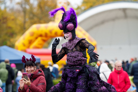 Elegant und geheimnisvoll: Stelzenläufer in mystischen Gewändern verleihen dem Halloweenfest im Kurhausgarten eine ganz besondere Atmosphäre.//Foto: Holger Martens