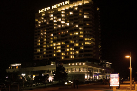 Der Seglerball findet am 25. Januar 2014 in der Sky-Bar des Warnemünder Hotels Neptun statt.