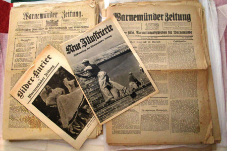 Das Foto zeigt neben zwei Ausgaben des Warnemünder Anzeigers auch zwei Beilagenhefte, die neu im Bestand des Heimatmuseums sind. Foto: Christoph Wegner