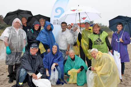 Der Botschafter der „Aida – Freunde der Meere“, Olaf Eichhorst (8.v.l.) freute sich neben vielen Freiwilligen aus Rostock und Umgebung auch die Eisbader der Rostocker Seehunde begrüßen zu dürfen.