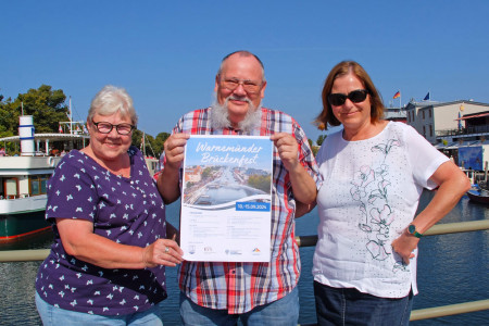 Freuen sich auf ein kleines, aber feines Brückenfest, das jedem gerecht wird (v.l.): Inge Regental, Torsten Linke und Cornelia Döring vom Gemeinnützigen Verein für Warnemünde e.V. Freuen sich auf ein kleines, aber feines Brückenfest, das jedem gerecht wird (v.l.): Inge Regental, Torsten Linke und Cornelia Döring vom Gemeinnützigen Verein für Warnemünde e.V.