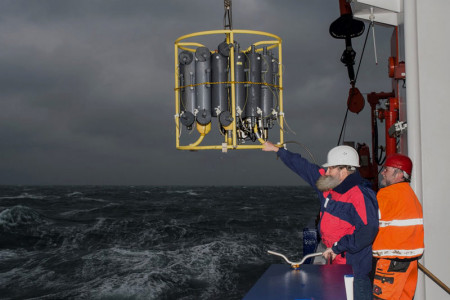 Ostseeforschung per Schiff ist ein wichtiges, wenn auch nicht selten ein raues Gesch&auml;ft - hier zu sehen beim Einsatz von IOW-Direktor Ulrich Bathmann auf einer Winter-Expedition der "Maria S. Merian".