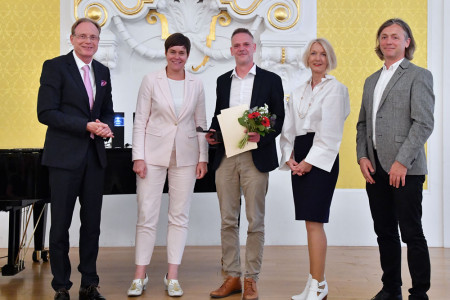 Unternehmerehrung im Festsaal des Rathauses: Jochen Schulte Staatssekretär für Wirtschaft, Infrastruktur, Tourismus und Arbeit, Rostocks Oberbürgermeisterin Eva-Maria Kröger, Preisträger Christoph Krause, die 2. stellvertretende Präsidentin der Bürgerschaft, Anke Knitter, und der Präsident der Bürgerschaft, Heinrich Prophet (v.l.)//Foto: Joachim Kloock Unternehmerehrung im Festsaal des Rathauses: Jochen Schulte Staatssekretär für Wirtschaft, Infrastruktur, Tourismus und Arbeit, Rostocks Oberbürgermeisterin Eva-Maria Kröger, Preisträger Christoph Krause, die 2. stellvertretende Präsidentin der Bürgerschaft, Anke Knitter, und der Präsident der Bürgerschaft, Heinrich Prophet (v.l.)//Foto: Joachim Kloock