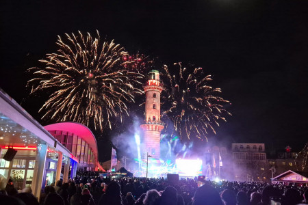 Das 26. Warnem&uuml;nder Turmleuchten l&auml;sst sich auch von Wind und Regen nicht stoppen.