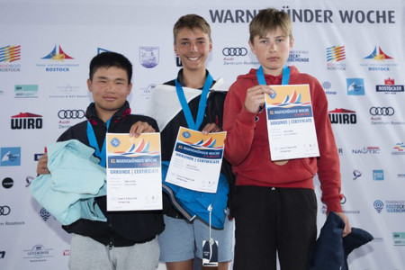 Ole Schweckendiek (m.) gewann auch die U16-Wertung im Laser 4.7.  