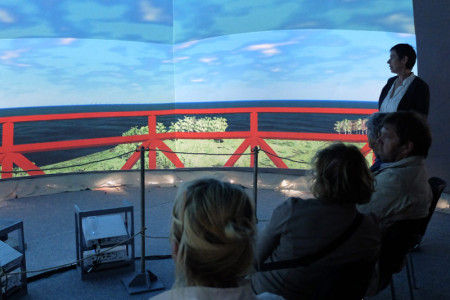 Die Windräder sind nur schwach am Horizont erkennbar.