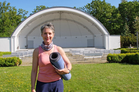 Neben Corona-sicheren Yoga Onlinestunden bietet Corinna Lange ab sofort auch Open Air Einheiten im Warnemünder Kurhausgarten an.