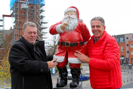Bei Dietmar Vogel (l.) und Michael Paasch laufen in der Vorweihnachtszeit viele Fäden zusammen. Sie engagieren sich im Vorstand des Handels- und Gewerbevereins Warnemünde, der alljährlich den Weihnachts- und Neujahrsmarkt organisiert. Bei Dietmar Vogel (l.) und Michael Paasch laufen in der Vorweihnachtszeit viele Fäden zusammen. Sie engagieren sich im Vorstand des Handels- und Gewerbevereins Warnemünde, der alljährlich den Weihnachts- und Neujahrsmarkt organisiert.