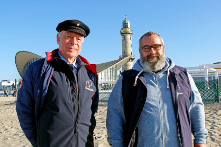 Neu-Leuchtturmmann Hartmut Kellner (l.) hat seine erste Saison am Warnemünder Wahrzeichen erfolgreich absolviert. Der 2. Vorsitzende des Fördervereins Leuchtturm Warnemünde, Holger Posselt, freut sich über weitere Neuzugänge und ein erfolgreiches 30. Leuchtturmjahr. Neu-Leuchtturmmann Hartmut Kellner (l.) hat seine erste Saison am Warnemünder Wahrzeichen erfolgreich absolviert. Der 2. Vorsitzende des Fördervereins Leuchtturm Warnemünde, Holger Posselt, freut sich über weitere Neuzugänge und ein erfolgreiches 30. Leuchtturmjahr.