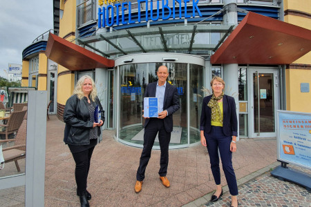 Anke Rüssel (l.) und Dietmar Karl freuen sich über die wiederholte Auszeichnung „Top Ausbildungsbetrieb“ der IHK Rostock, überreicht durch Angela Koop.