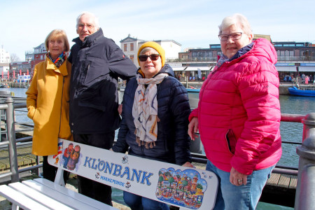 Nach der durch Billy Parczyk (l.) initiierten Aufarbeitung der Warnemünder Klönbank trafen sich heute Hansi Richert, Astrid Voß und Inge Regenthal zur offiziellen Wiederinbetriebnahme des symbolträchtigen Sitzmöbels. Nach der durch Billy Parczyk (l.) initiierten Aufarbeitung der Warnemünder Klönbank trafen sich heute Hansi Richert, Astrid Voß und Inge Regenthal zur offiziellen Wiederinbetriebnahme des symbolträchtigen Sitzmöbels.