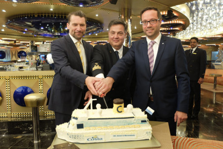 Beim Anschneiden der Geburtstagstorte: Hero-Geschäftsführer Jens. A. Scharner, Kapitän Carmine Maddaloni und Country Manager Hardy Puls (v.l.). Die Rostocker Konditorei Kentzler zeichnet für das Prunkstück verantwortlich. Auf gemeinschaftlichen Wunsch wurde die Torte nur symbolisch angeschnitten und – sehr zur Freude der Besatzung – anschließend in die Mannschaftsmesse gebracht. Beim Anschneiden der Geburtstagstorte: Hero-Geschäftsführer Jens. A. Scharner, Kapitän Carmine Maddaloni und Country Manager Hardy Puls (v.l.). Die Rostocker Konditorei Kentzler zeichnet für das Prunkstück verantwortlich. Auf gemeinschaftlichen Wunsch wurde die Torte nur symbolisch angeschnitten und – sehr zur Freude der Besatzung – anschließend in die Mannschaftsmesse gebracht.