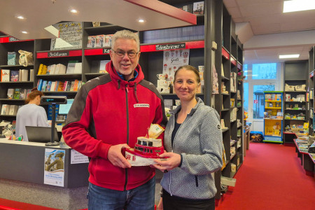 In der Buchhandlung Krakow Nachf. am Warnemünder Kirchenplatz wurde auch in 2024 wieder Trinkgeld gesammelt. Das mit 500 Euro prall gefüllte, ganz besondere Sammelschiffchen aus Keramik übergibt Buchhändlerin Sabine Sandig an Seenotretter Jörg Westphal. In der Buchhandlung Krakow Nachf. am Warnemünder Kirchenplatz wurde auch in 2024 wieder Trinkgeld gesammelt. Das mit 500 Euro prall gefüllte, ganz besondere Sammelschiffchen aus Keramik übergibt Buchhändlerin Sabine Sandig an Seenotretter Jörg Westphal.