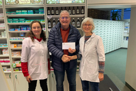 Mit Herz für Warnemünde: Siglinde Lindauer (r.), Inhaberin der Detharding-Apotheke am Kirchenplatz, und Apothekerin Liane Neubert überreichen einen Spendenscheck an Uwe Heimhardt, Vorsitzender des Museumsvereins Warnemünde e. V. – ein schönes Zeichen gelebter Unterstützung für die lokale Kultur.//Foto: Kerstin Frick Mit Herz für Warnemünde: Siglinde Lindauer (r.), Inhaberin der Detharding-Apotheke am Kirchenplatz, und Apothekerin Liane Neubert überreichen einen Spendenscheck an Uwe Heimhardt, Vorsitzender des Museumsvereins Warnemünde e. V. – ein schönes Zeichen gelebter Unterstützung für die lokale Kultur.//Foto: Kerstin Frick