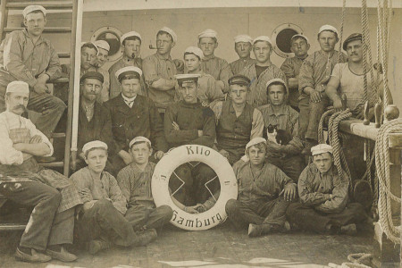 Lotsenkapitän Ludwig Albrand ist der Zweite von rechts in der mittleren Reihe.//Foto: Archiv Schifffahrtsmuseum