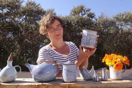 Die Keramikerin Anne Karpa mit ihrer Klabauterfraukeramik.