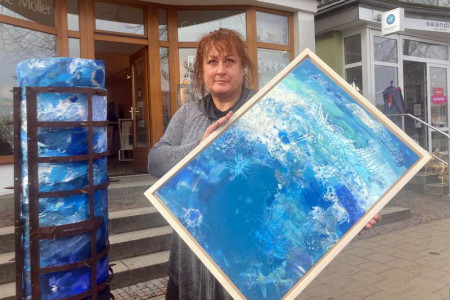 Neben zweidimensionalen Bildern, die zunehmend wieder figurativen Inhaltes sind, entstehen unter den Händen von Britta Naumann-Knapp räumliche Objekte und Installationen aus Metall, Stein, Holz, Artefakten und Fundstücken aus der Natur. Neben zweidimensionalen Bildern, die zunehmend wieder figurativen Inhaltes sind, entstehen unter den Händen von Britta Naumann-Knapp räumliche Objekte und Installationen aus Metall, Stein, Holz, Artefakten und Fundstücken aus der Natur.