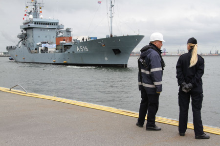 Der Marineversorger "Donau" kehrte gestern nach Warnemünde Hohe Düne zurück.