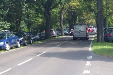 Ohne jegliche Rücksichtnahme wird an Schönwetter-Wochenenden in Warnemünde alles zugeparkt. Ohne jegliche Rücksichtnahme wird an Schönwetter-Wochenenden in Warnemünde alles zugeparkt.
