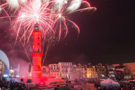 Schon zum 20. Mal feiert Warnemünde den Start in das neue Jahr mit dem Turmleuchten.