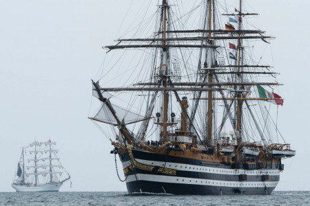 G&auml;nsehautmoment: Die "Amerigo Vespucci" n&auml;hert sich Warnem&uuml;nde, dicht gefolgt von der "Cuauhtemoc". 