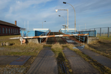 Bis an das Fährbecken reichen die alten Bahngleise auf der Warnemünder Mittelmole. Jetzt soll dieses technische Denkmal zerstört werden.