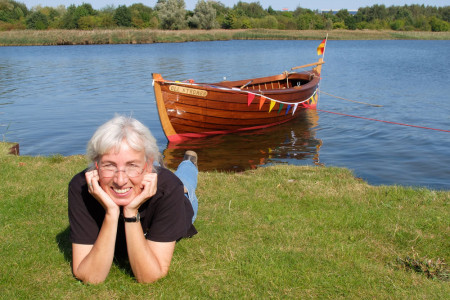 Die Chefin des Rostocker Schiffbau- und Schifffahrtsmuseums im Iga-Park, Kathrin Möller, ist glücklich: „Oll Stromer“ schwimmt! Am 29. September will sie mit der aufgetakelten Volljolle in den Alten Strom segeln.