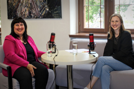 Uni-Rektorin Prof. Prommer im Podcast-Gespräch mit Studentin Lara Merten//Foto: Fabi Holle