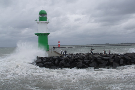Das Bundesamt für Seeschifffahrt und Hydrographie warnt für heute bis Sonnabend vor teils stürmischen Winden aus östlichen Richtungen und einer schweren Sturmflut an den Ostseeküsten.