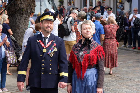 Nach dem Wecken durch die Spielmannszüge ist der Niege Ümgang einer der ersten Höhepunkte der 87. Warnemünder Woche.