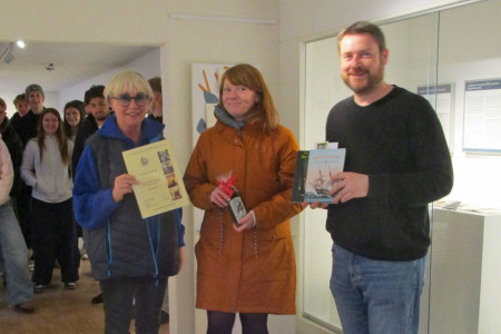 Freude &uuml;ber einen besonderen Museumsbesuch: (v. l.) Jutta Weidemann, Jubil&auml;umsbesucherin Mareike Dech und Museumsleiter Christoph Wegner in der aktuellen Sonderausstellung des Heimatmuseums Warnem&uuml;nde.//Foto: J&ouml;rg Eckardt