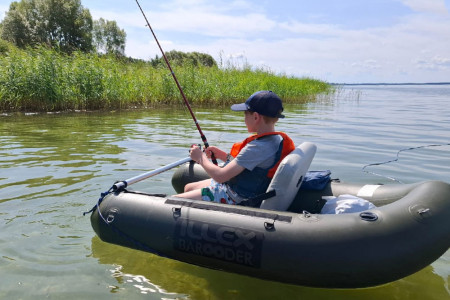 Im Bellyboot sammelte ein Nachwuchsangler des Warnem&uuml;nder Anglervereins beim DAFV-Jugendcamp erste Erfahrungen mit einer besonderen Angelmethode.//Foto: Kleinhans, WAV