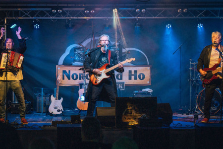 Nordward Ho lassen die Wellen rocken: Mit Shanty-Rock und eigenen Songs weht maritimes Lebensgefühl durch den Kurhausgarten Warnemünde//Foto: Nordwand Ho