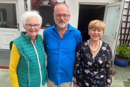 Die Mitgründerin des Kulturklubs Warnemünde, Dorothea Marckwardt (r.), sowie ihre Vorstandsmitglieder Wolfgang Bergt und Marion Harms organisierten den Abschlussabend im Hotel Am Alten Strom.//Foto: Maria Pistor Die Mitgründerin des Kulturklubs Warnemünde, Dorothea Marckwardt (r.), sowie ihre Vorstandsmitglieder Wolfgang Bergt und Marion Harms organisierten den Abschlussabend im Hotel Am Alten Strom.//Foto: Maria Pistor