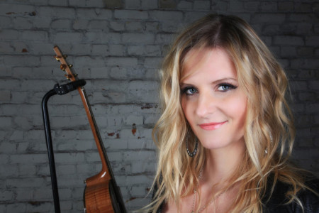 Teneja Skrget ist im Ringelnatz Warnem&uuml;nde zu Gast.