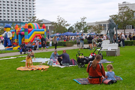 Im letzten Sommer feierte David Juhnke die gelungene Premiere seines „Buntes Meer Festivals“ im Warnemünder Kurhausgarten. Jetzt will er es wieder tun.