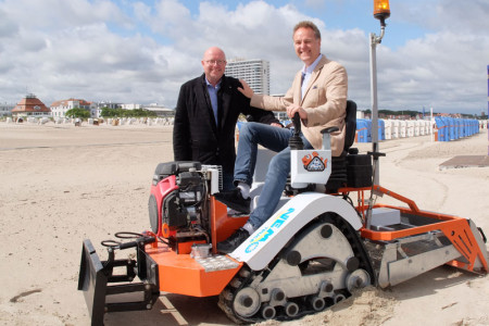 Strandbewirtschafter Matthias Treichel (l.) stellt Umweltsenator Holger Matthäus seine hauseigene Reinigungsmaschine vor. 