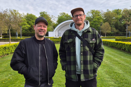 Martin Auer (l.) und David Juhnke freuen sich im Kurhausgarten Warnem&uuml;nde auf das dritte Buntes Meer Festival Ende Juli &ndash; mit viel Kultur, Begegnung und gelebter Inklusion direkt an der Ostsee.