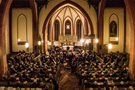 Festliches Ambiente beim Adventskonzert mit dem Marinemusikkorps Kiel in der evangelischen Kirche Warnem&uuml;nde