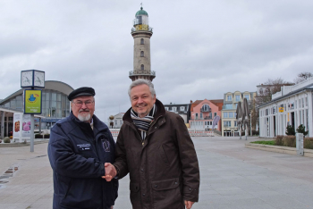 Leuchtturmchef Klaus Möller (l.) dankt dem Vorsitzenden des Tourismusvereins Rostock & Warnemünde, Frank Martens, für die Zusage einer großzügigen finanziellen Unterstützung zur Rettung des Turmleuchtens.