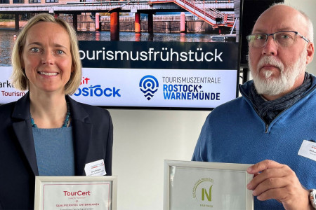 Die offizielle Übergabe der TourCert Qualified Partner Urkunde an Michael Dietz, Senior Consultant bei Scandlines, und Jenny Schmigale erfolgte am 16. Mai.//Foto: Scandlines