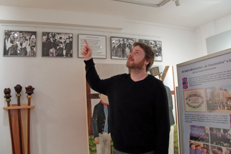 Der Museumsverein Warnemünde e.V. hat einen finanziellen Zuschuss aus dem Budget des Ortsbeirates zur Optimierung der Beleuchtung im Heimatmuseum gestellt. Museumsleiter Christoph Wegner zeigt die Schwachstellen. Der Museumsverein Warnemünde e.V. hat einen finanziellen Zuschuss aus dem Budget des Ortsbeirates zur Optimierung der Beleuchtung im Heimatmuseum gestellt. Museumsleiter Christoph Wegner zeigt die Schwachstellen.