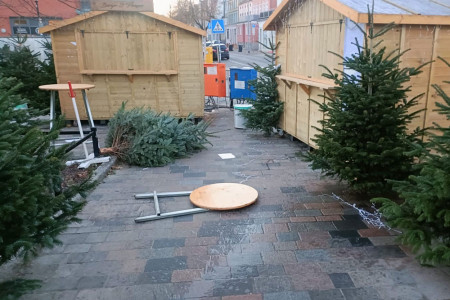 Spuren sinnloser Zerst&ouml;rung: Die Fotos von Nicole Garbe zeigen das Ausma&szlig; der n&auml;chtlichen Vandalismussch&auml;den auf dem Warnem&uuml;nder Weihnachts- und Neujahrsmarkt &ndash; besonders die Lichterketten gerieten dabei ins Visier der T&auml;ter.