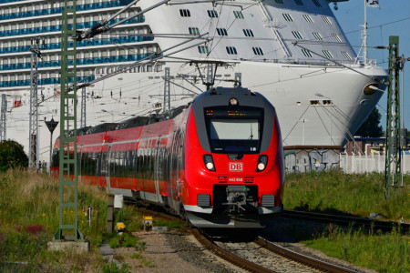 Reisende und Passagiere der Kreuzfahrtschiffe können den Bahnhof Warnemünde nach dem Umbau barrierefrei erreichen.