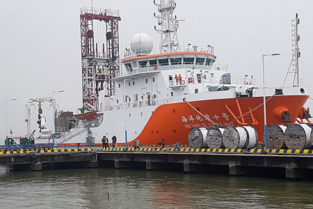An Bord der Forschungsschiffes „Hai Yang Di Zhi“ sind acht IOW-Forscher sowie 44 Wissenschaftler der chinesischen Partnerinstitute des vom IOW koordinierten deutsch-chinesischen Verbundprojektes MEGAPOL. Das Schiff wurde extra für diese Expedition mit neuester Meeres- und Messtechnik ausgestattet.