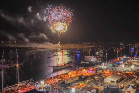 Neben den Konzerten ist das Feuerwerk am Stadthafen ein traditioneller Höhepunkt auf der Hanse Sail.