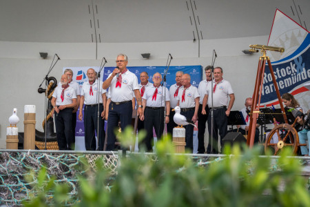 Zum Abschluss der Warnem&uuml;nder Woche steht auf dem Meeresbrise-Kalender am 12. Juli der traditionelle Shantytag auf dem Programm. Mit dabei der Shantychor Luv un Lee.//Foto: Henryk Janzen 