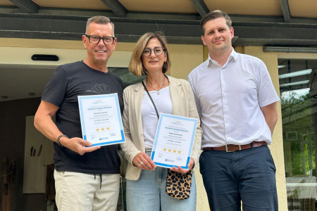 Die Hoteliers Bert Pohling (l.) und Christina Pfeil-Pohling pr&auml;sentieren stolz ihre neuen Sterne-Auszeichnungen, &uuml;berreicht von Dehoga-Klassifizierer Christian Kurzenberg.//Foto: Agnieszka Karnatz/ Hotel Godewind