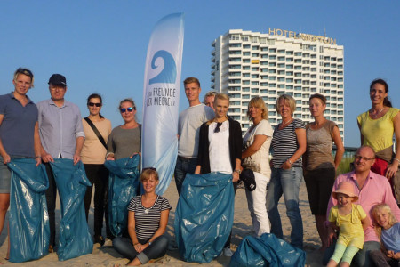 Die Teilnehmer in Warnemünde freuen sich über die erfolgreiche Strandsammelaktion.