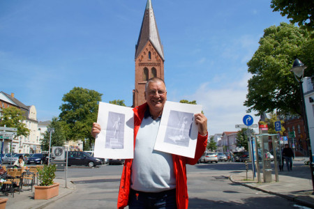 Jörg Drenkhahn vom Handels- und Gewerbeverein Warnemünde freut sich über das Wiederaufleben der Brunnen-Idee auf dem Kirchenplatz.